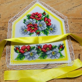 Хустинка з червоними квітами
